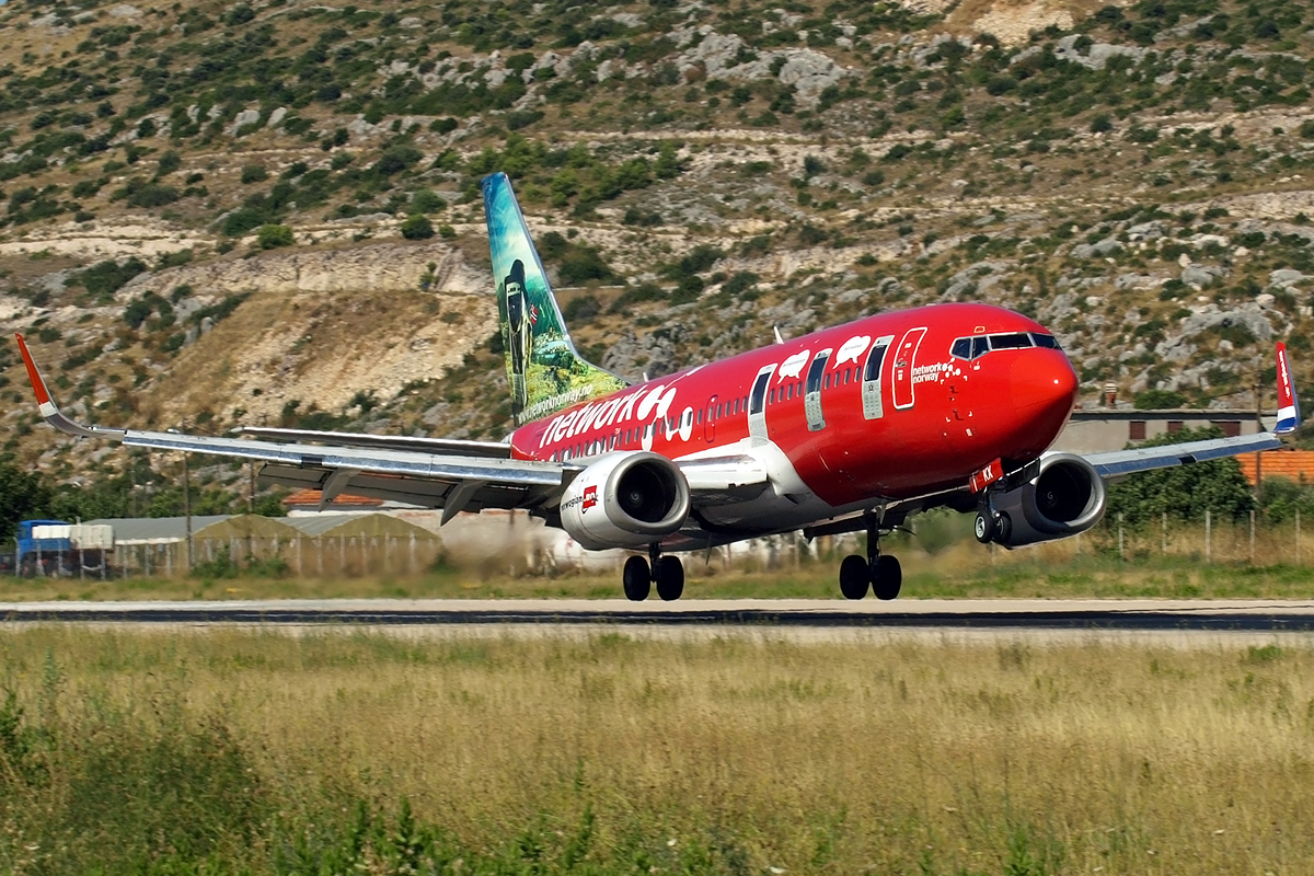 B737-33S Norwegian Air Shuttle LN-KKX Split_Resnik August_10_2008