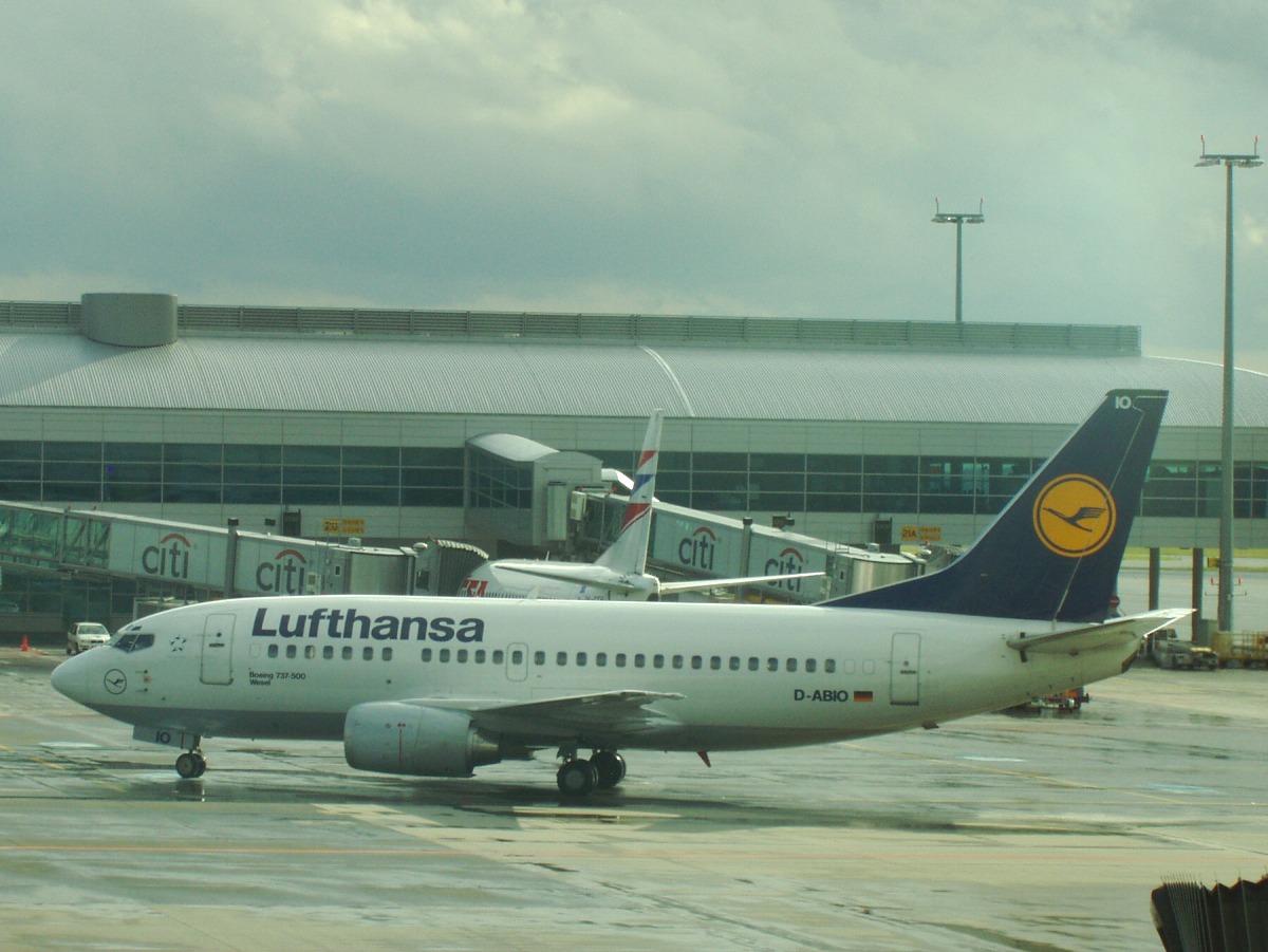 B737-530 Lufthansa D-ABIO Prague_Ruzyne July_26_2007