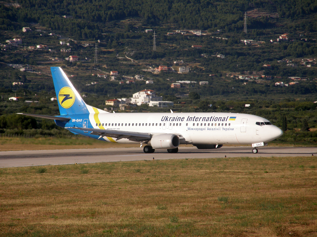 B737-4Z9 Ukraine International Airlines UR-GAO Split_Resnik August_7_2010