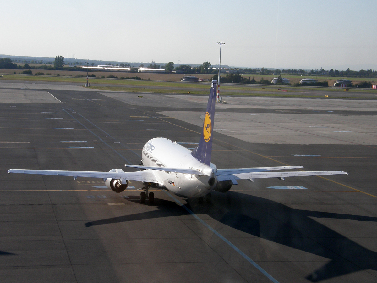 B737-330 Lufthansa D-ABXS Prague_Ruzyne August_20_2009