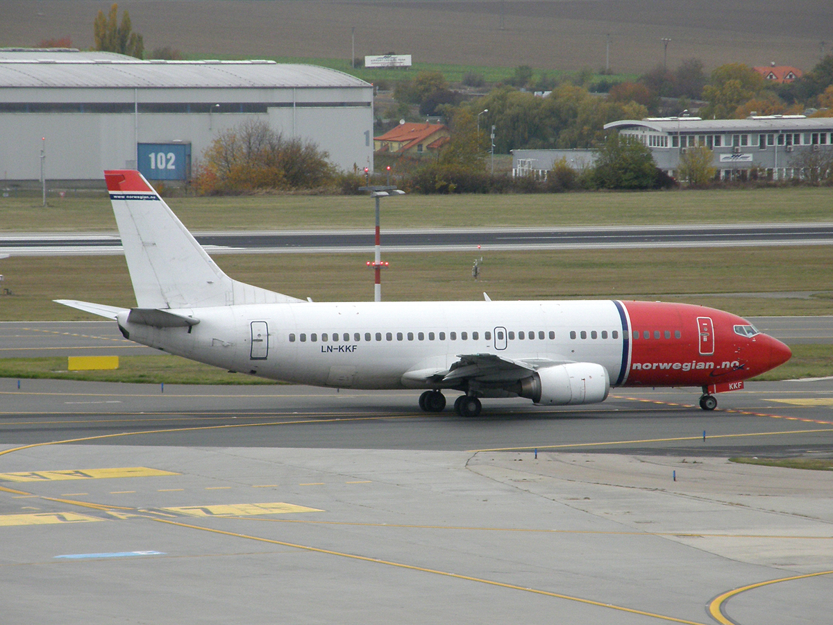 B737-3K2 Norwegian Air Shuttle LN-KKF Prague_Ruzyne October_28_2009