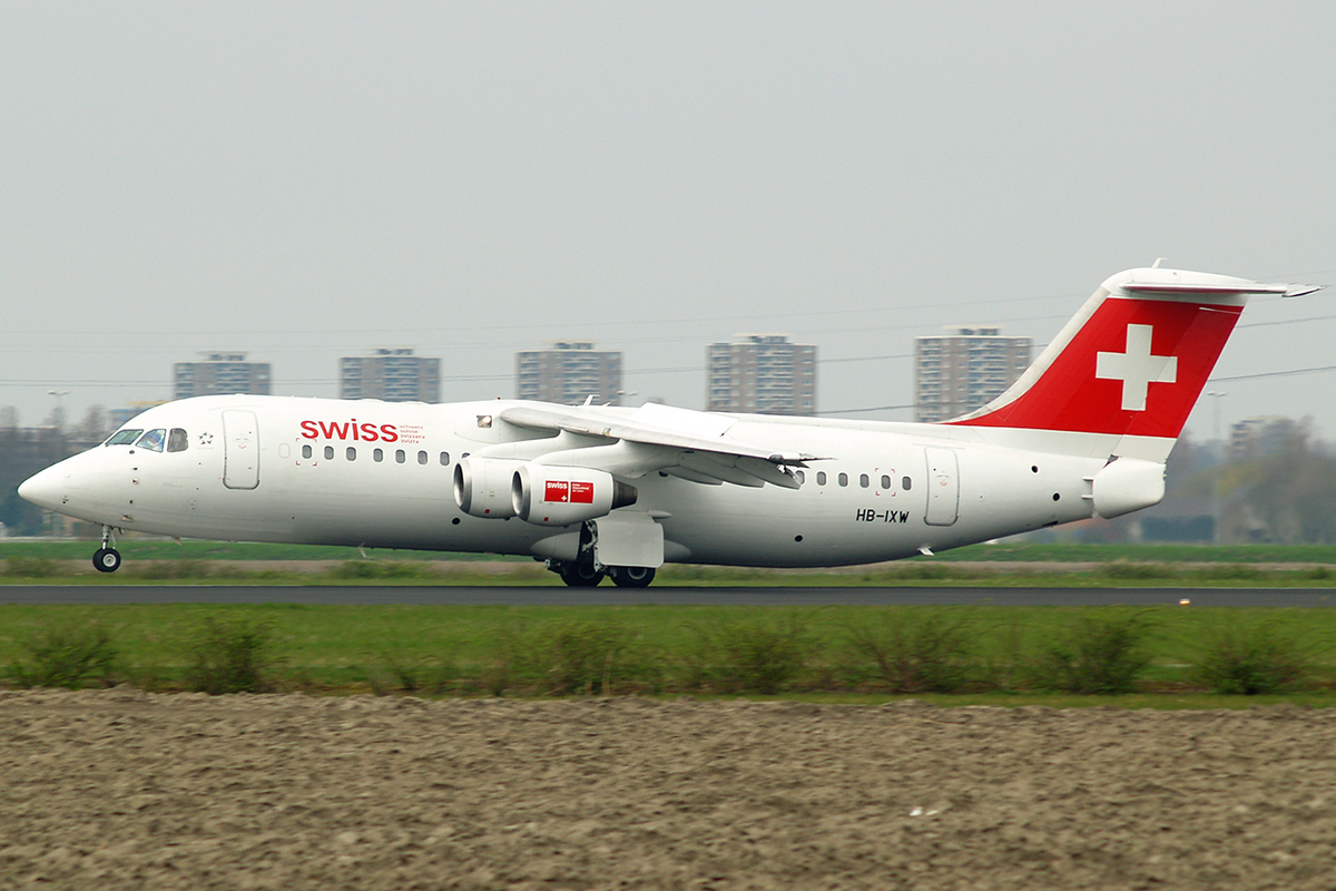 Avro 146-RJ100 Swiss International Air Lines HB-IXV Amsterdam Schiphol April_20_2006