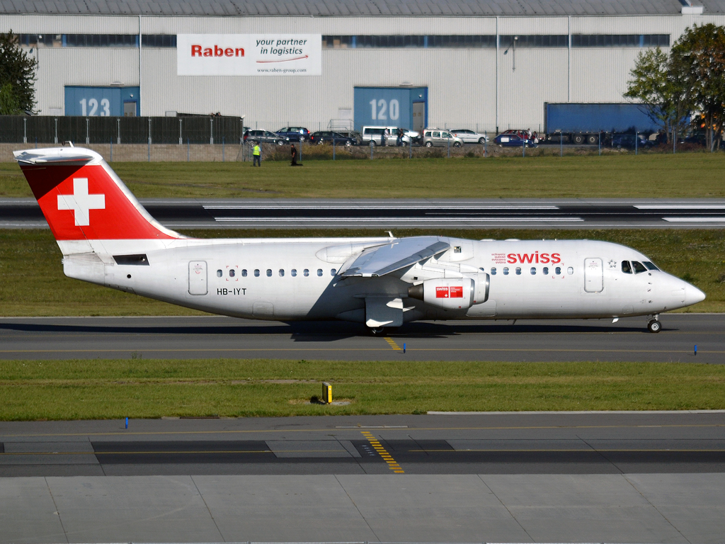 Avro 146-RJ100 Swiss International Air Lines HB-IYT Prague_Ruzyne (PRG/LKPR) October_2_2011