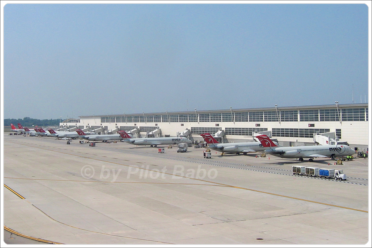 Detroit - Metropolitan Wayne County Airport DTW / KDTW August_2_2007 A