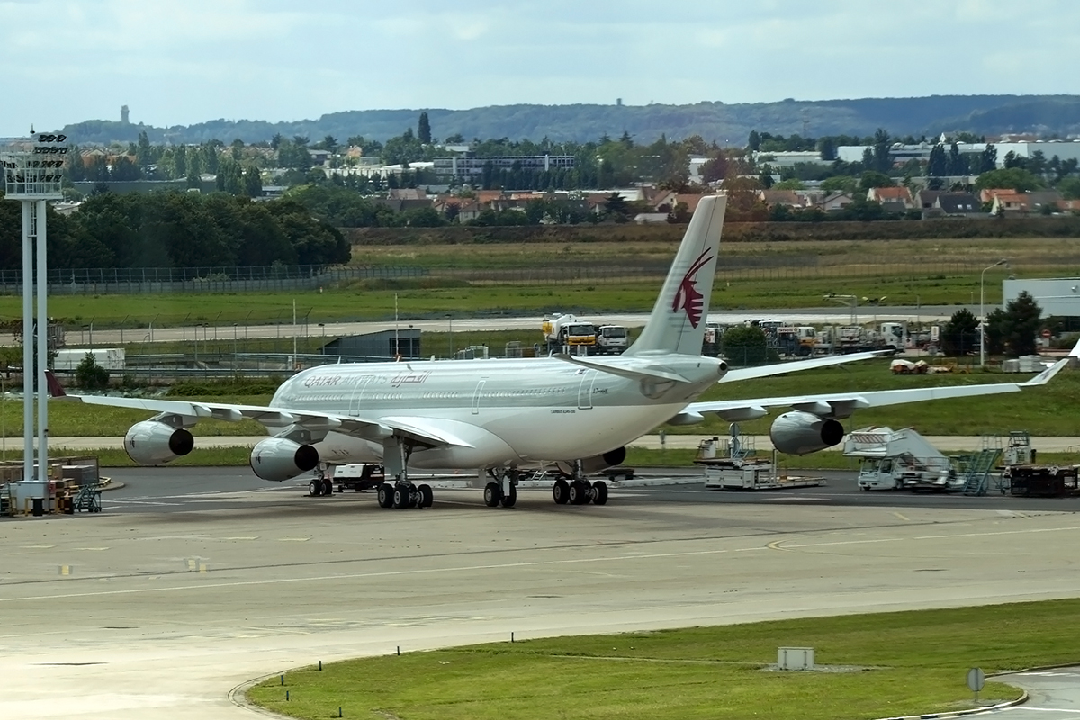 A340-211 Qatar Airways (Qatar Amiri Flight) A7-HHK Paris_Orly June_25_2007