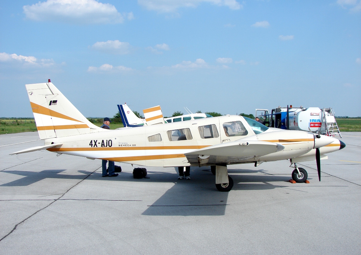 Piper PA-34-220T Seneca III Untitled 4X-AJO Osijek_Klisa (OSI/LDOS) May_21_2009