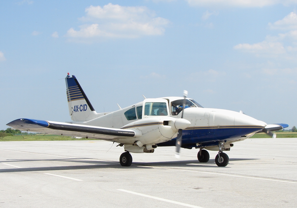 Piper PA-34-250 Aztec F Untitled 4X-CID Osijek_Klisa (OSI/LDOS) May_21_2009