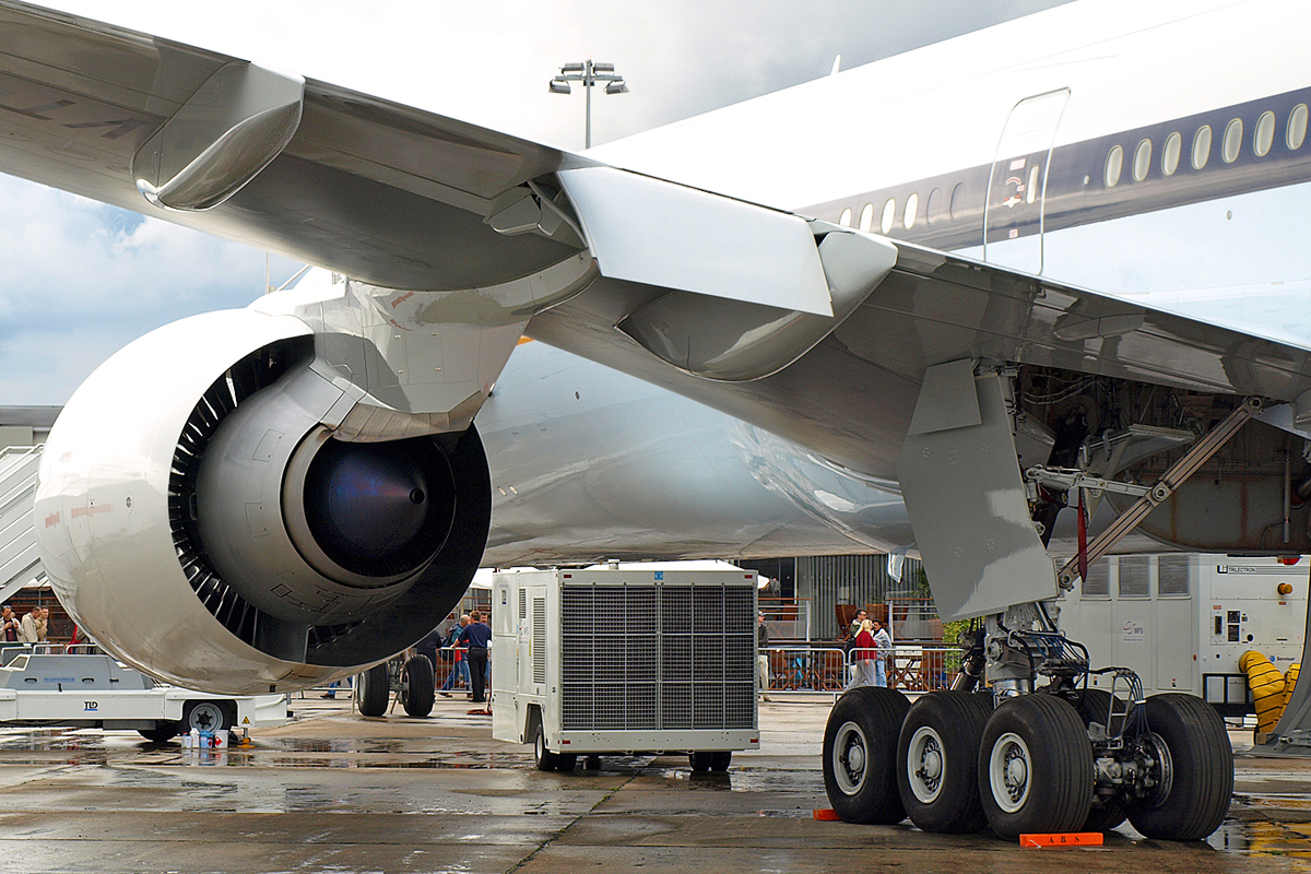 B777-35R/ER Jet Airways VT-JEB Paris_Le_Bourget June_22_2007 A