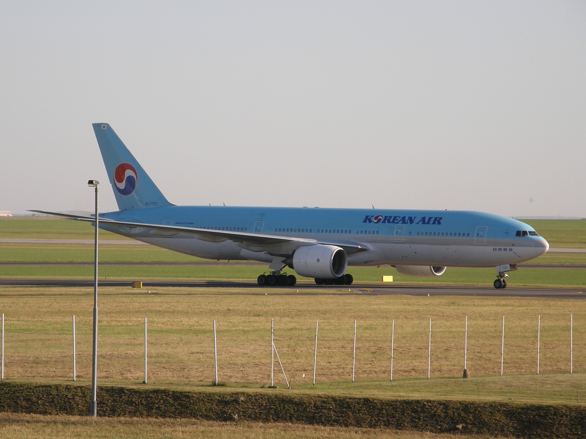 B777-2B5/ER Korean Air HL7721 Prague_Ruzyne August_20_2009