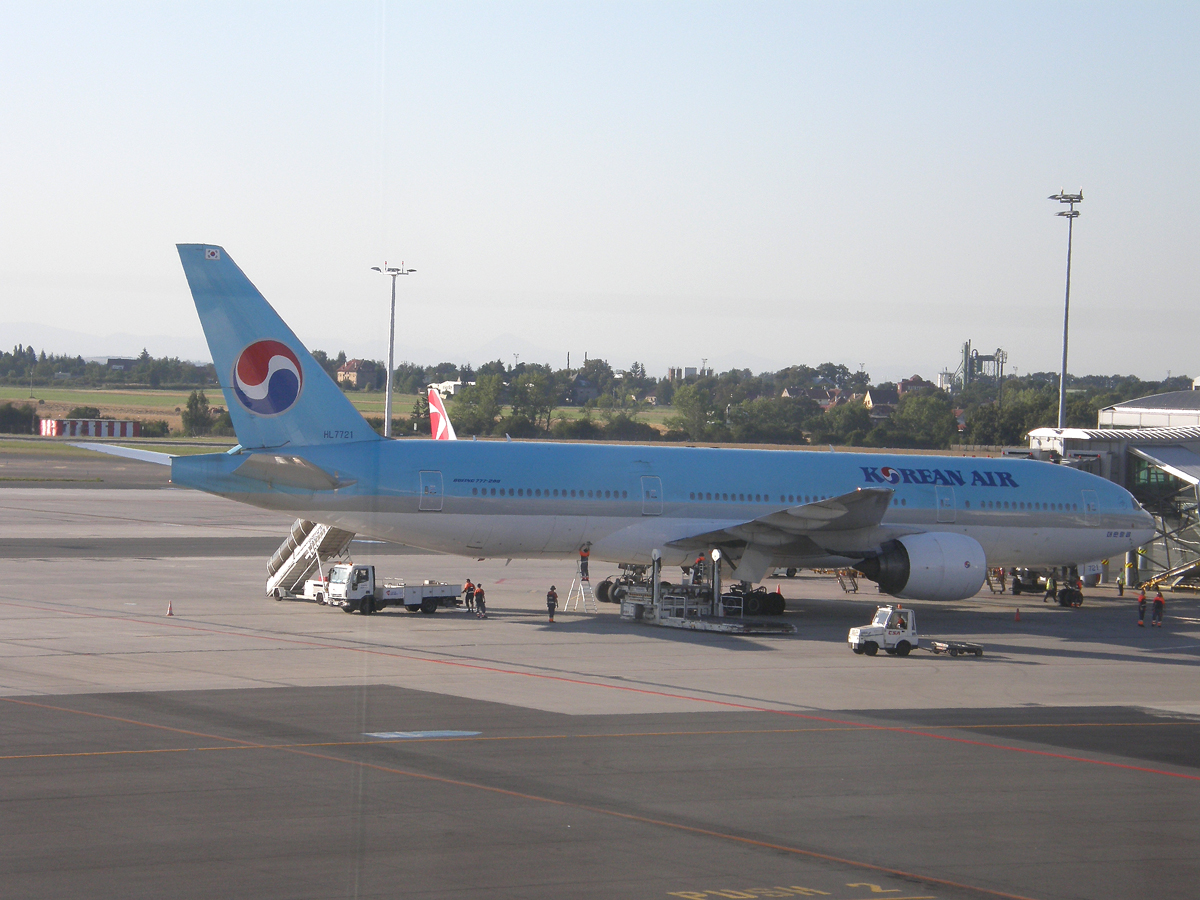 B777-2B5/ER Korean Air HL7721 Prague_Ruzyne August_20_2009