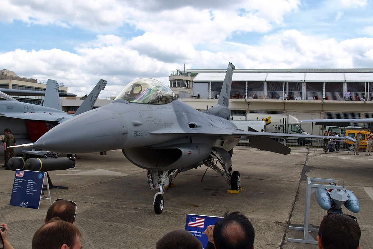 General Dynamics F-16CG Night Falcon (401) USAF 89-2035 Paris_Le_Bourget June_24_2007