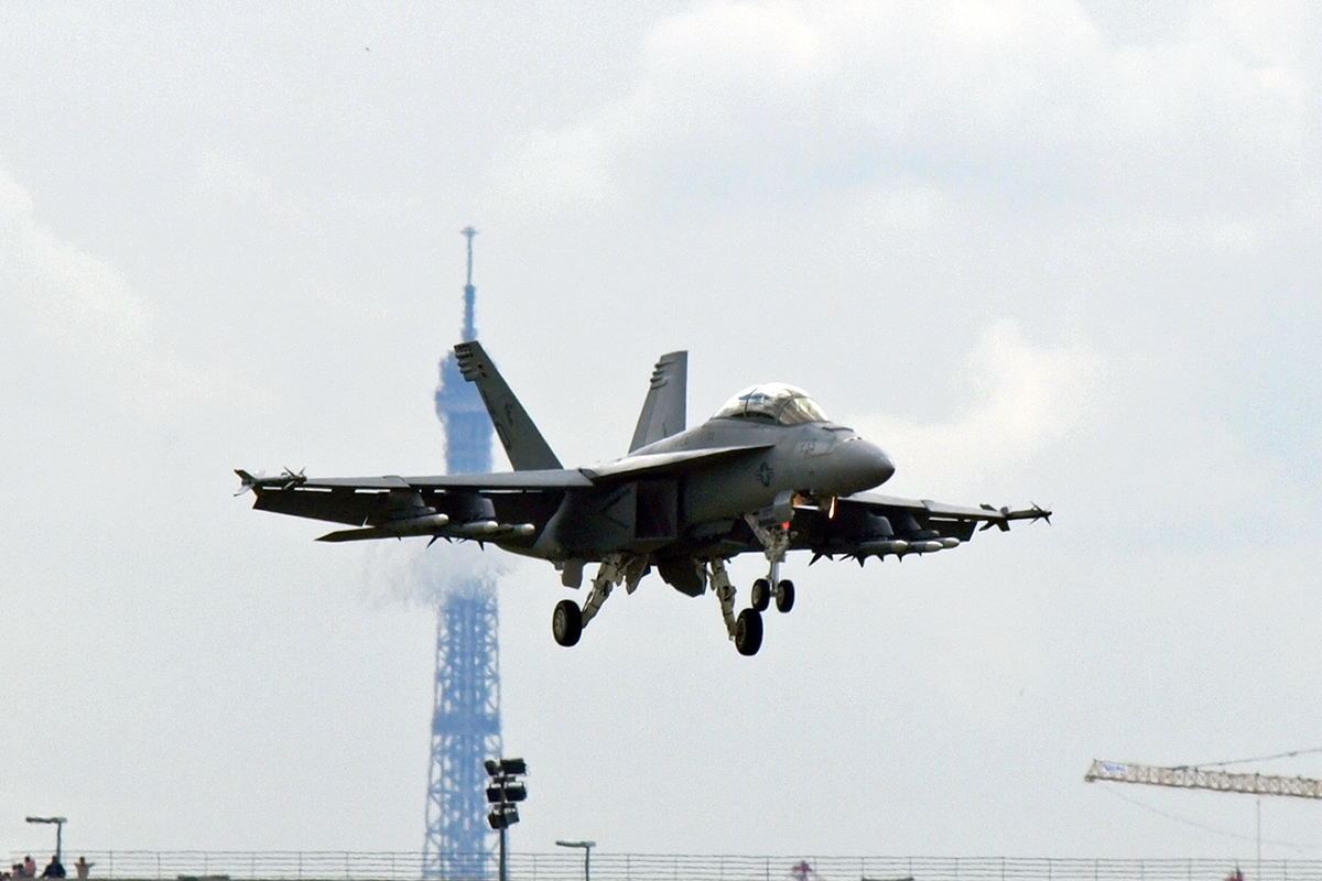 Boeing F/A-18F Super Hornet USA Navy 166660 / AD-220 Paris_Le_Bourget June_23_2007 A