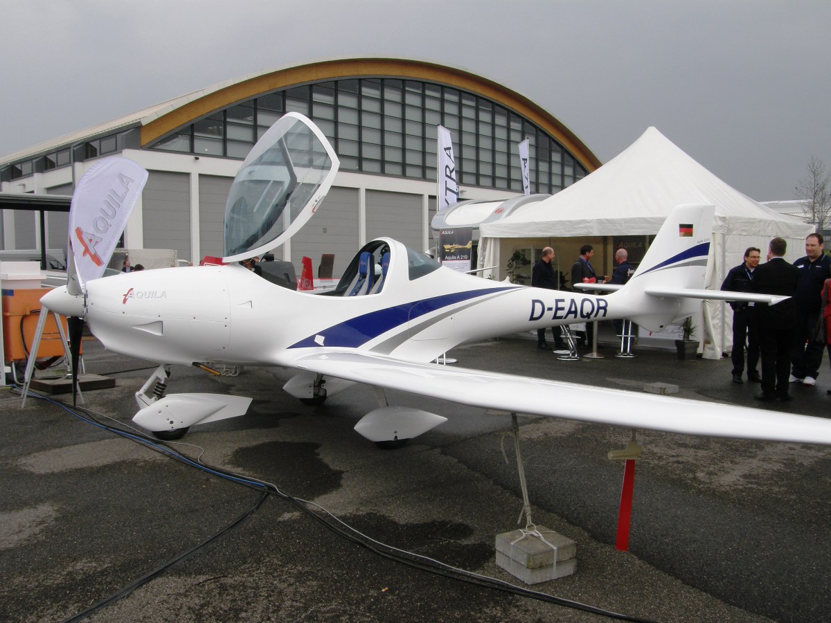 Aquila A210 Untitled D-EAQR Friedrichshafen_Airport April_04_2009