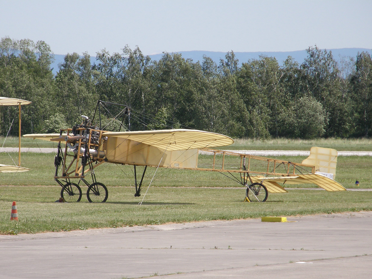 Bleriot XI (replica) Untitled (Letajici Cirkus) OK-OUL50 Hradec_Kralove (LKHK) June_13_2009