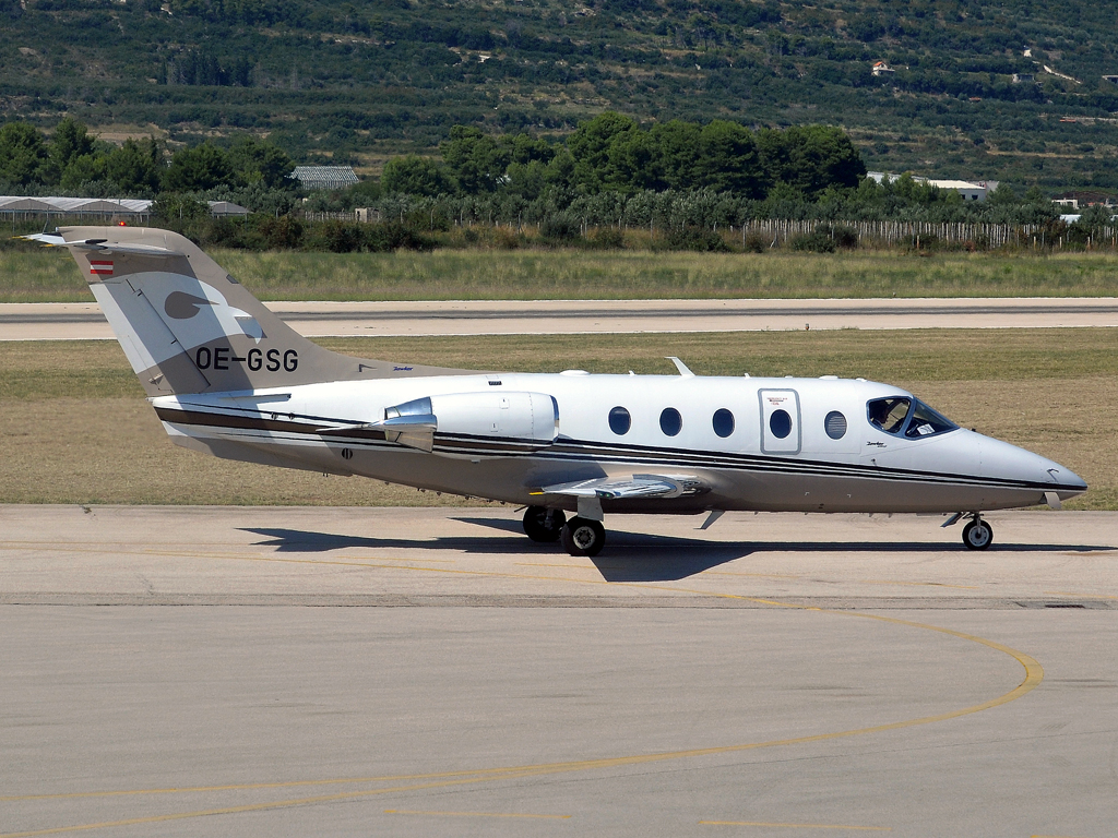 Raytheon Hawker 400XP Private OE-GSG Split_Resnik (SPU/LDSP) August_14_2011