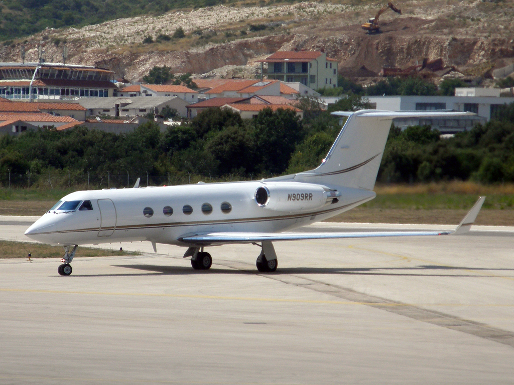 Gulfstream Aerospace G-1159A Gulfstream III Untitled N909RR Split_Resnik August_11_2010