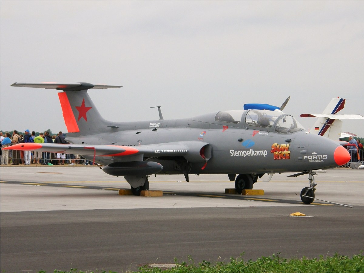 Aero L-29 Delfin Untitled RA-3413K Berlin_Schonefeld June_12_2010