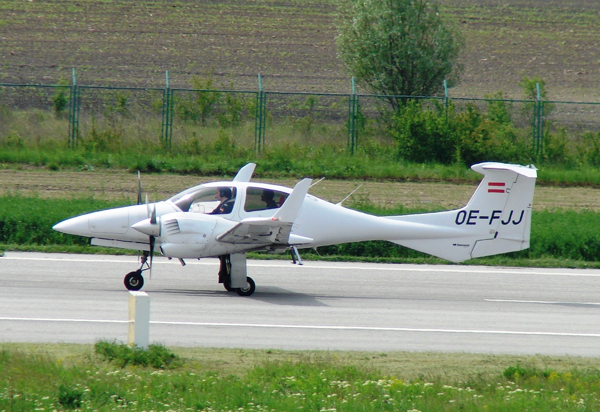 Diamond DA-42-180 Twin Star OE-FJJ Untitled Osijek-Klisa (OSI/LDOC) May_06_2009