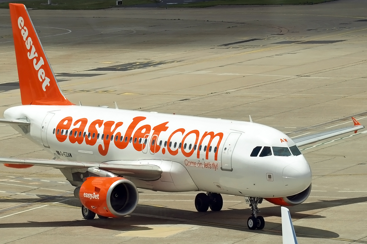 A319-111 EasyJet Airline G-EZAW Paris_Orly_Sud June_25_2007