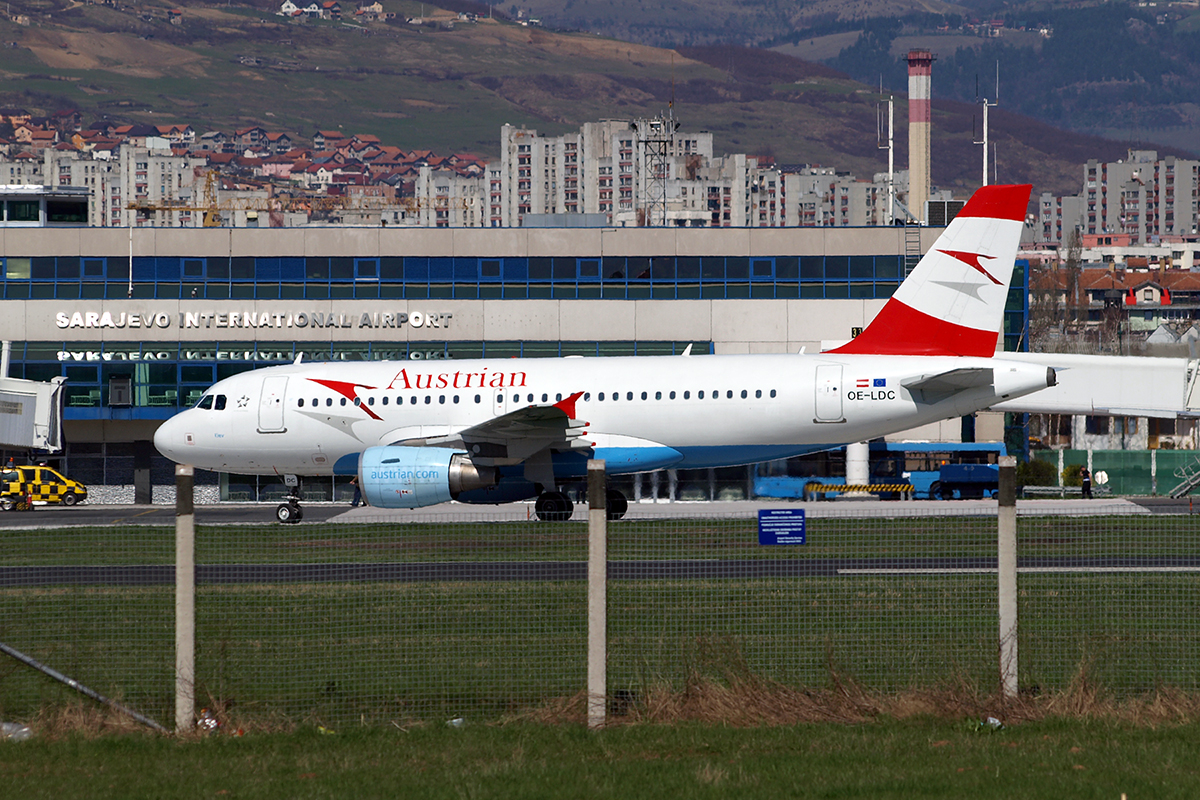 A319-112 Austrian Airlines OE-LDC Sarajevo_Butmir April_3_2010