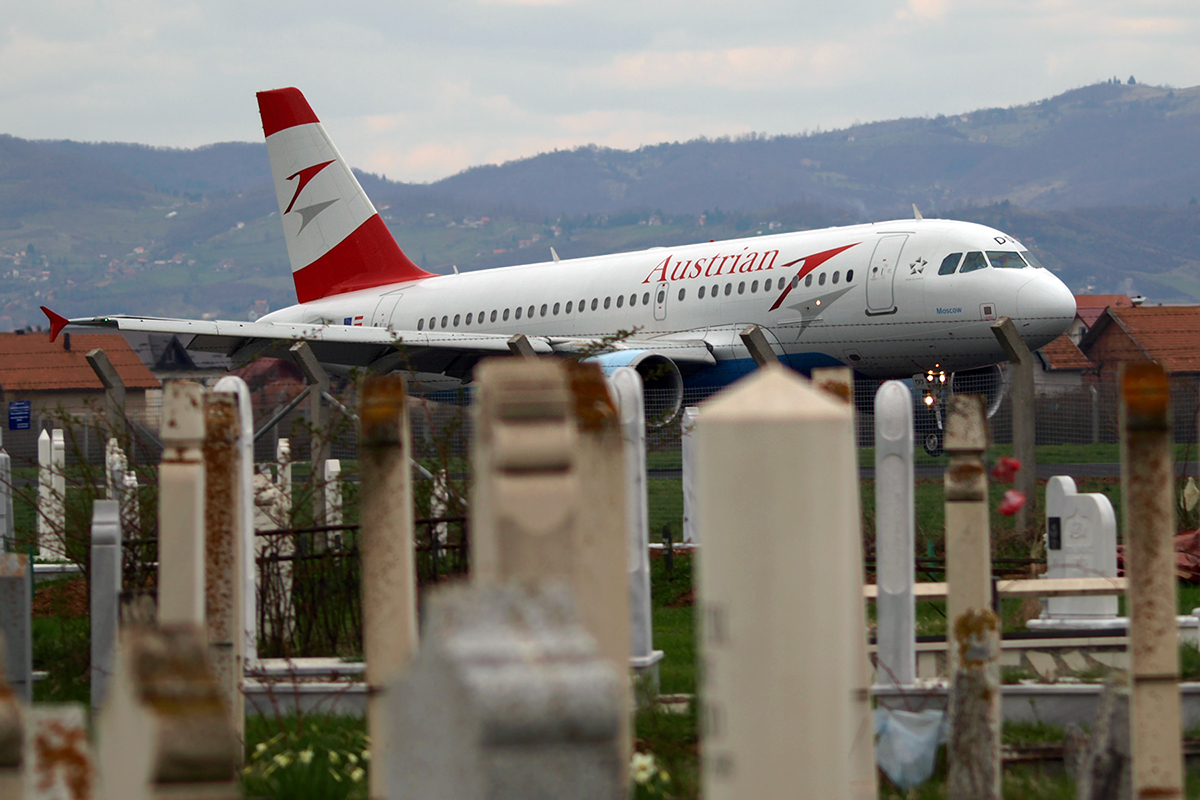 A319-112 Austrian Airlines OE-LDD Sarajevo_Butmir April_7_2010