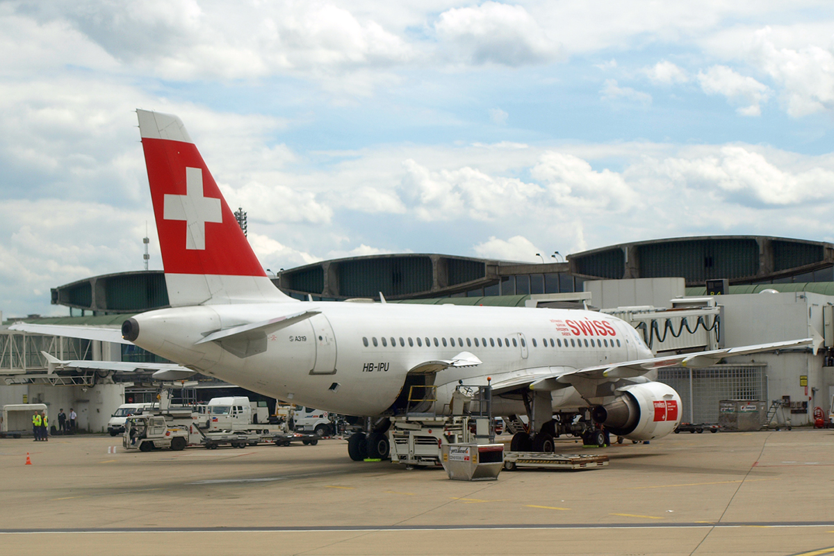 A319-112 Swiss International Air Lines HB-IPU Paris_Charles_de_Gaulle June_21_2007