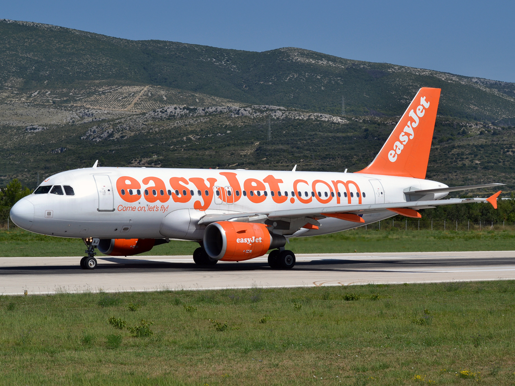 A319-111 EasyJet Airline G-EZAJ Split_Resnik (SPU/LDSP) August_6_2011