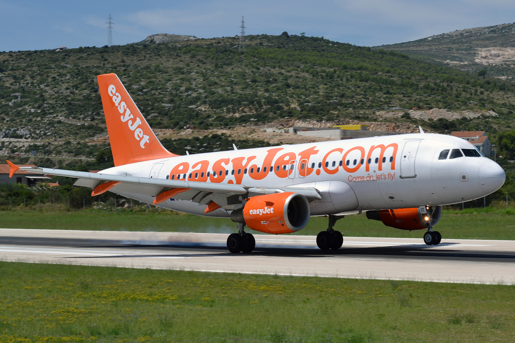 A319-111 EasyJet Airline G-EZIT Split_Resnik (SPU/LDSP) August_6_2011