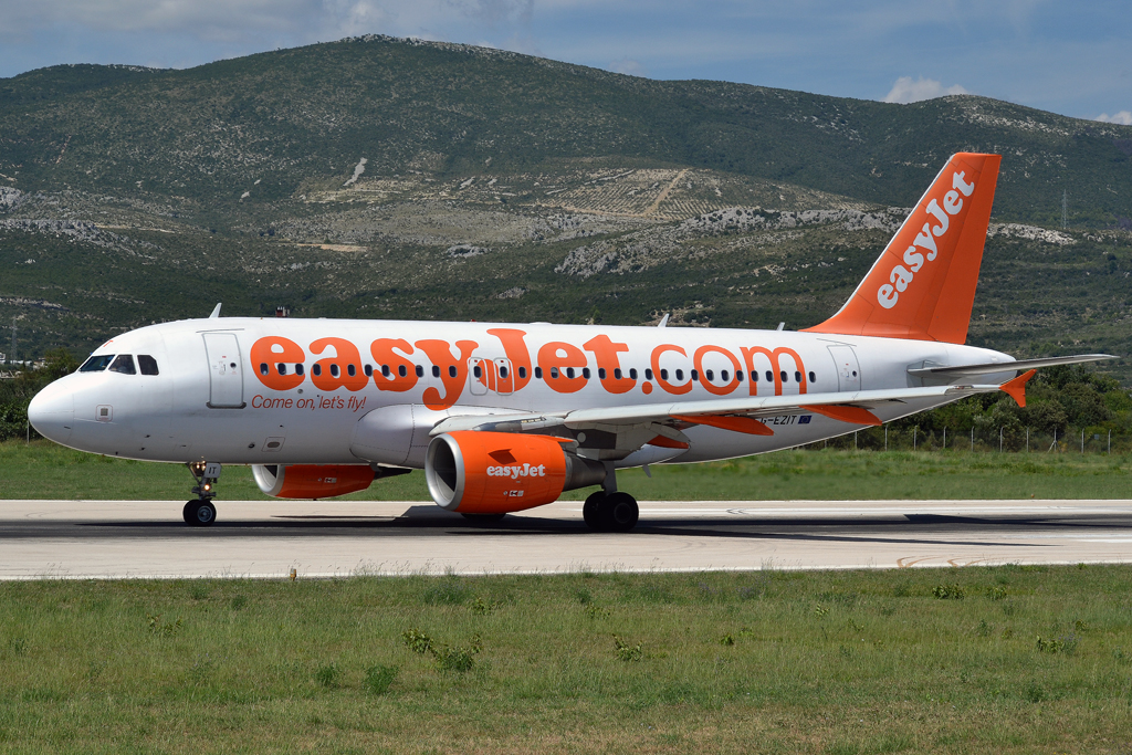 A319-111 EasyJet Airline G-EZIT Split_Resnik (SPU/LDSP) August_6_2011