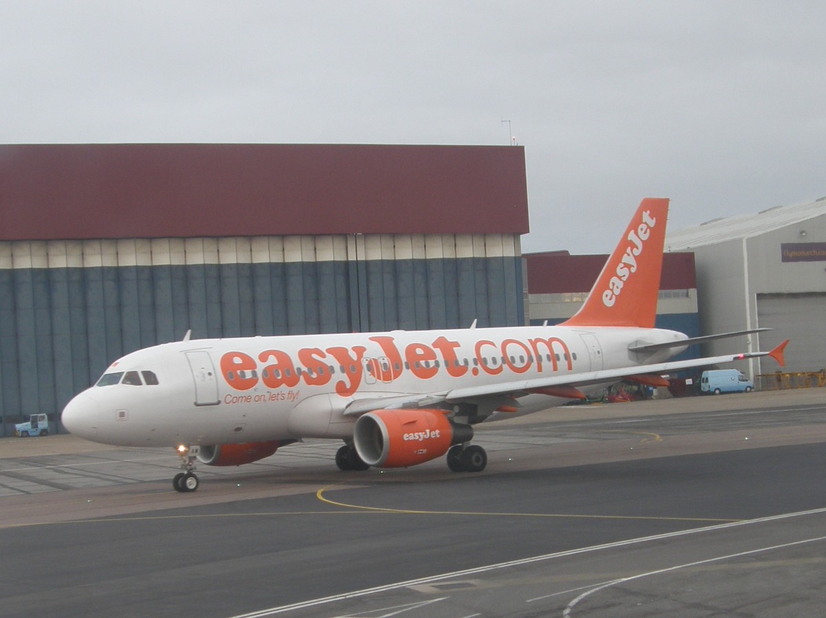 A319-111 EasyJet Airline G-EZAW London_Luton February_27_2009