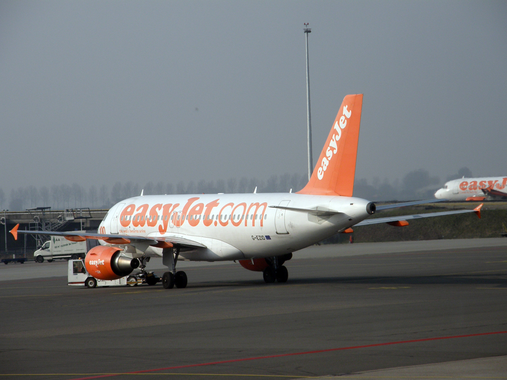 A319-111 EasyJet Airline G-EZID Amsterdam_Schiphol March_16_2011