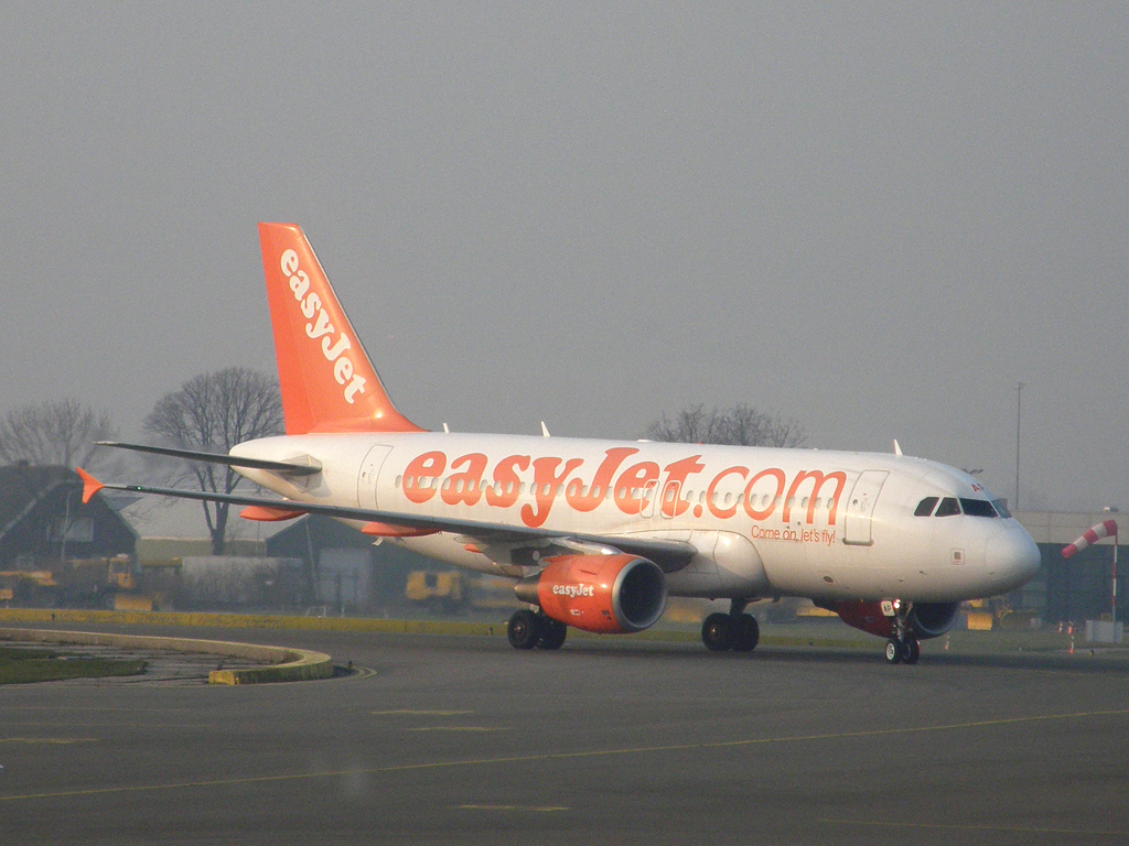 A319-111 EasyJet Airline G-EZAP Amsterdam_Schiphol March_16_2011