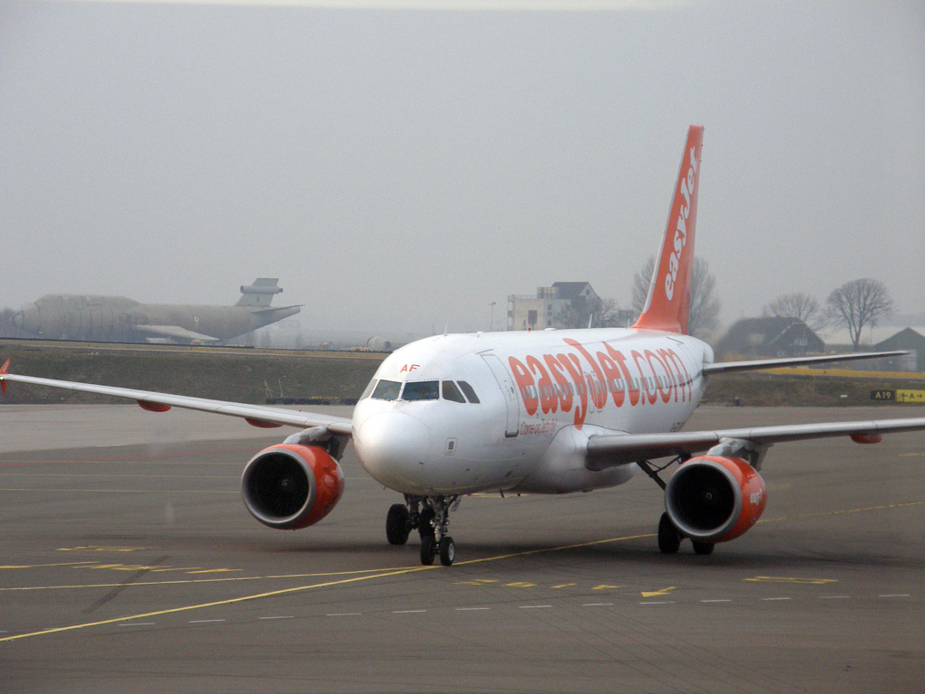 A319-111 EasyJet Airline G-EZAF Amsterdam_Schiphol March_16_2011