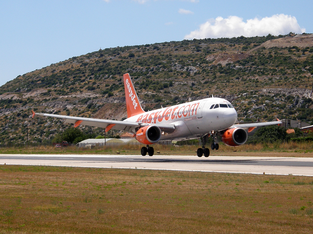 A319-111 EasyJet Airline G-EZAH Split_Resnik (SPU/LDSP) August_7_2010