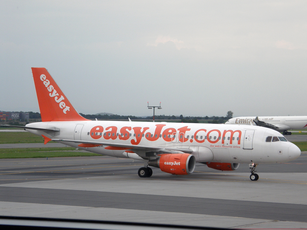 A319-111 EasyJet Airline G-EZIH Prague_Ruzyne (PRG/LKPR) August_11_2010