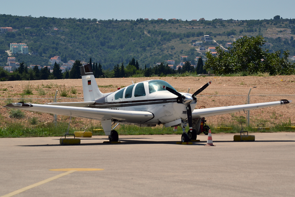 Beech F33A Bonanza Private D-EEWA Split_Resnik (SPU/LDSP) August_6_2011