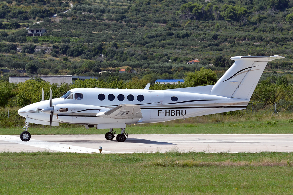 Raytheon B200 King Air Air Midi Centre F-HBRU Split_Resnik (SPU/LDSP) August_6_2011