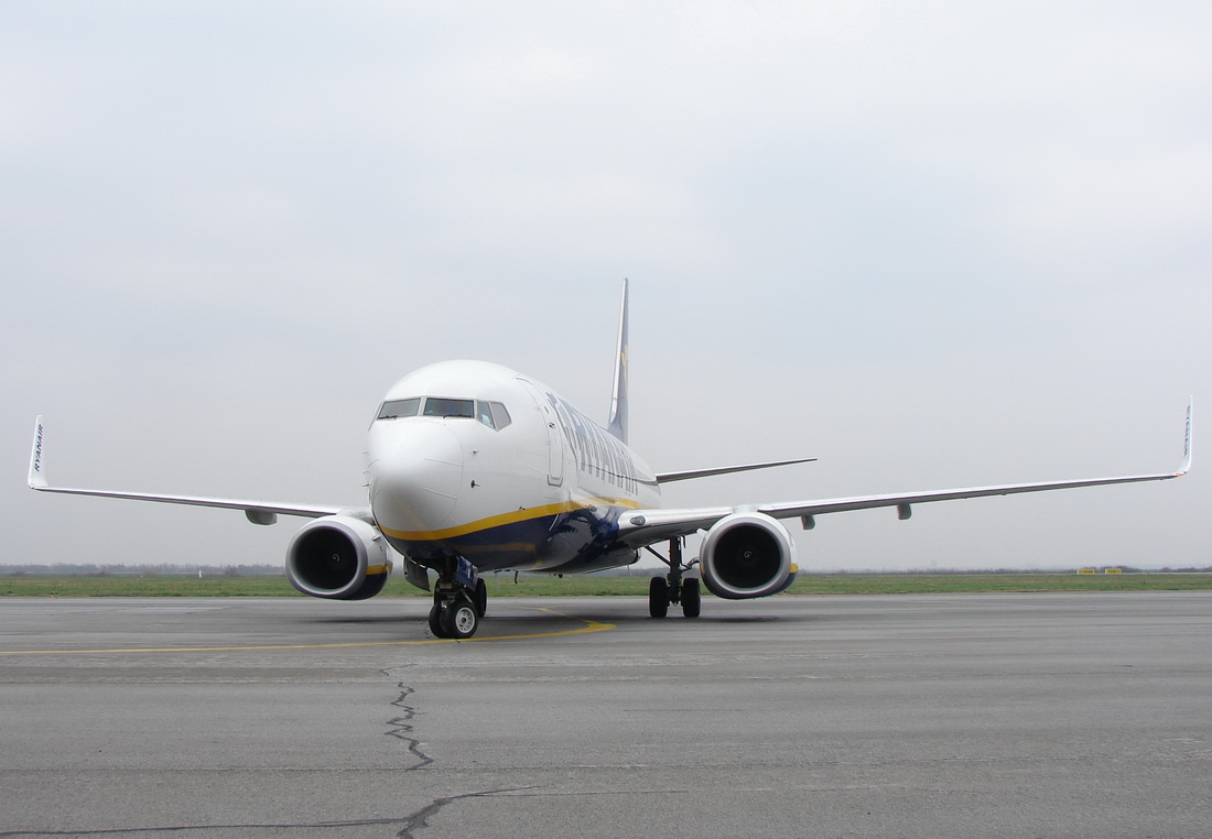 B737-8AS Ryanair EI-EKI Croatia Osijek_Klisa  March_27_2011