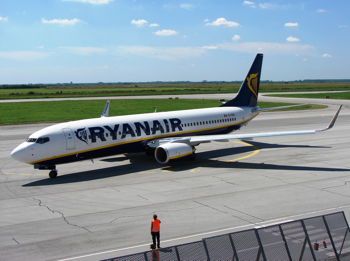 B737-8AS Ryanair EI-EKE Osijek-Klisa (OSI/LDOS) August_11_2010