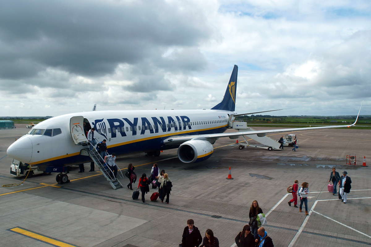 B737-8AS Ryanair EI-DCW Cork April_11_2009