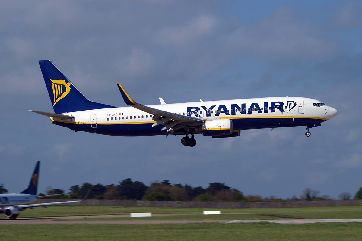 B737-8AS Ryanair EI-DHF Dublin_Collinstown April_14_2009