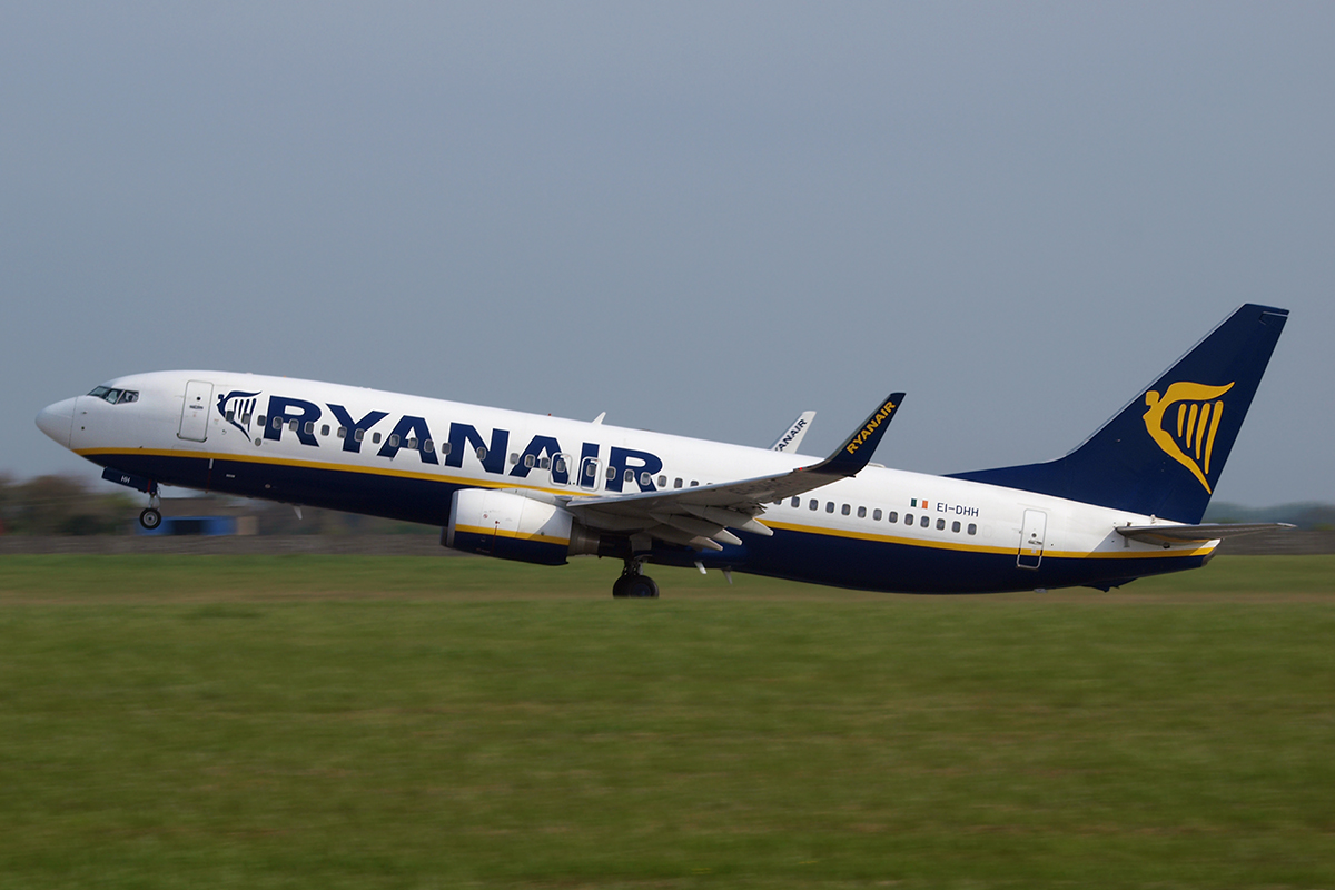 B737-8AS Ryanair EI-DHH Dublin_Collinstown April_20_2009