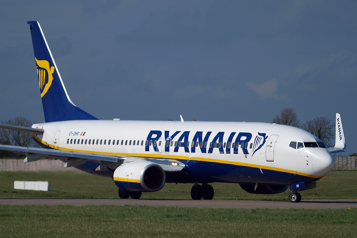 B737-8AS Ryanair EI-DHR Dublin_Collinstown April_14_2009