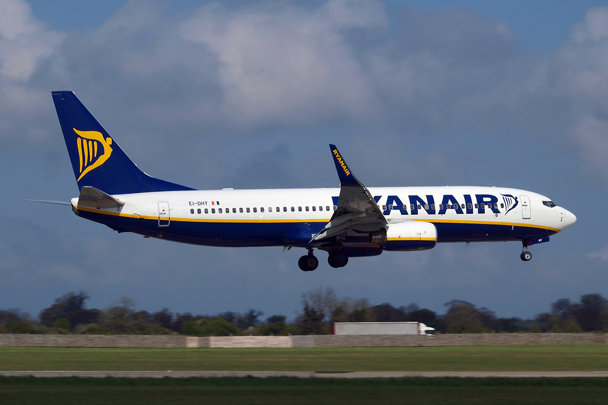 B737-8AS Ryanair EI-DHY Dublin_Collinstown April_14_2009