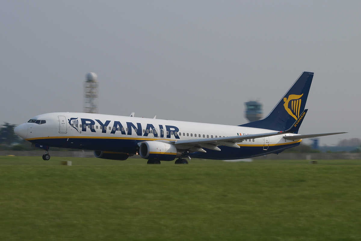 B737-8AS Ryanair EI-DWK Dublin_Collinstown April_20_2009