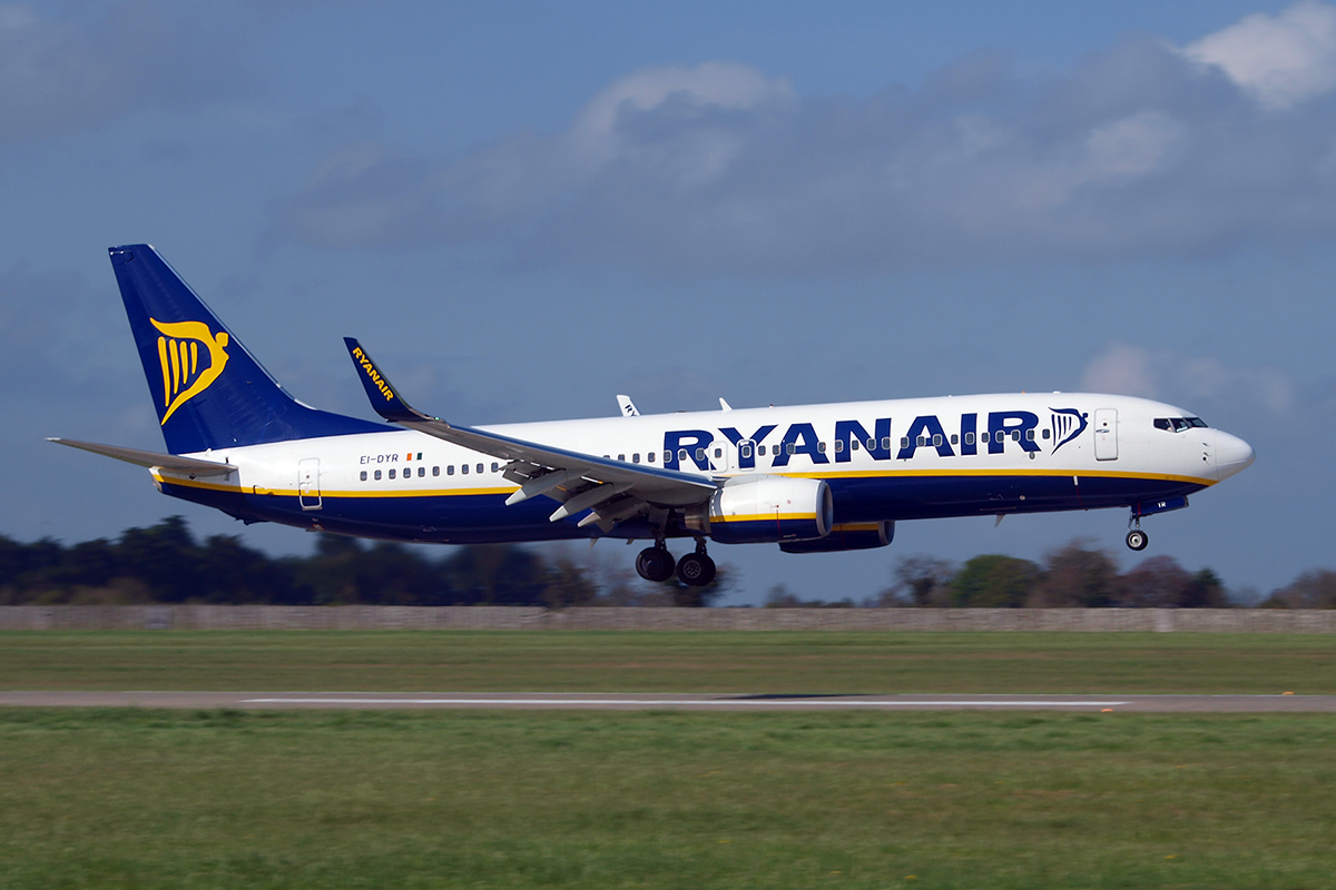 B737-8AS Ryanair EI-DYR Dublin_Collinstown April_14_2009