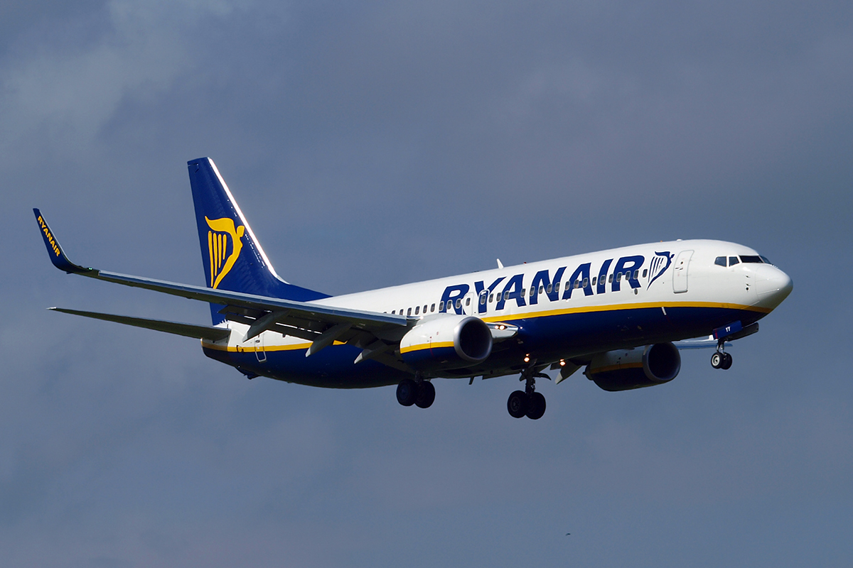 B737-8AS Ryanair EI-DYY Dublin_Collinstown April_14_2009