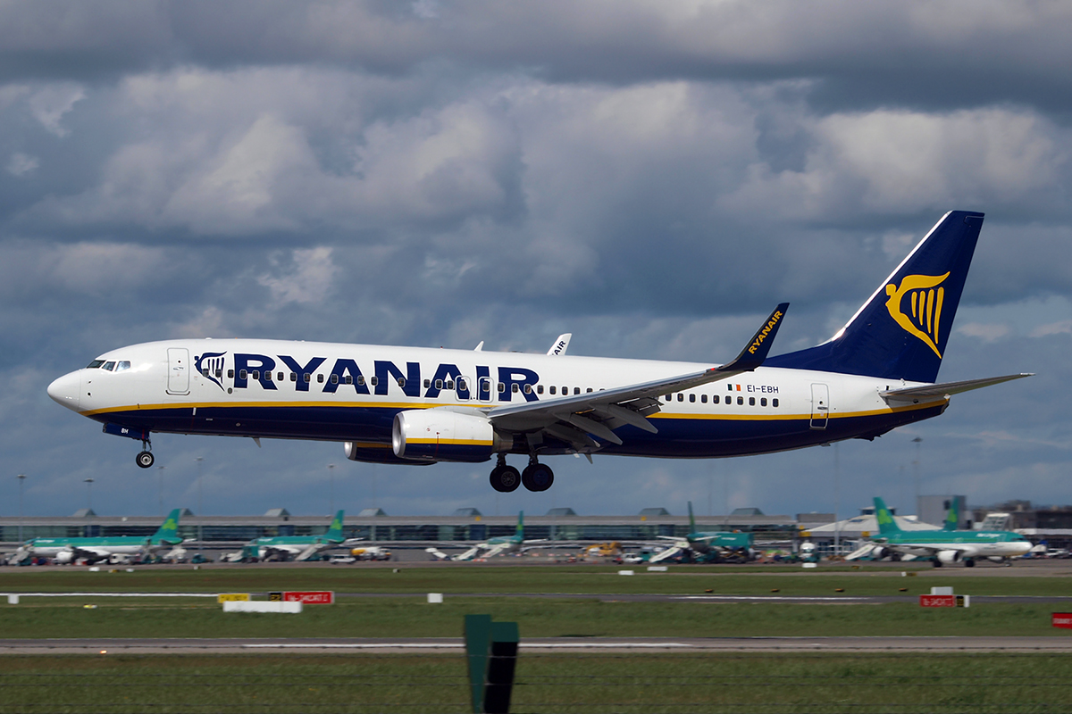 B737-8AS Ryanair EI-EBH Dublin_Collinstown April_21_2009