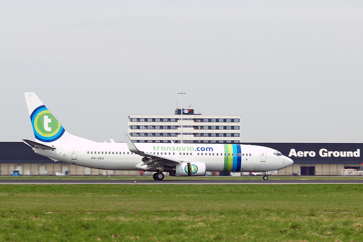 B737-8BG Transavia Airlines PH-HZU Amsterdam Schiphol April_21_2006