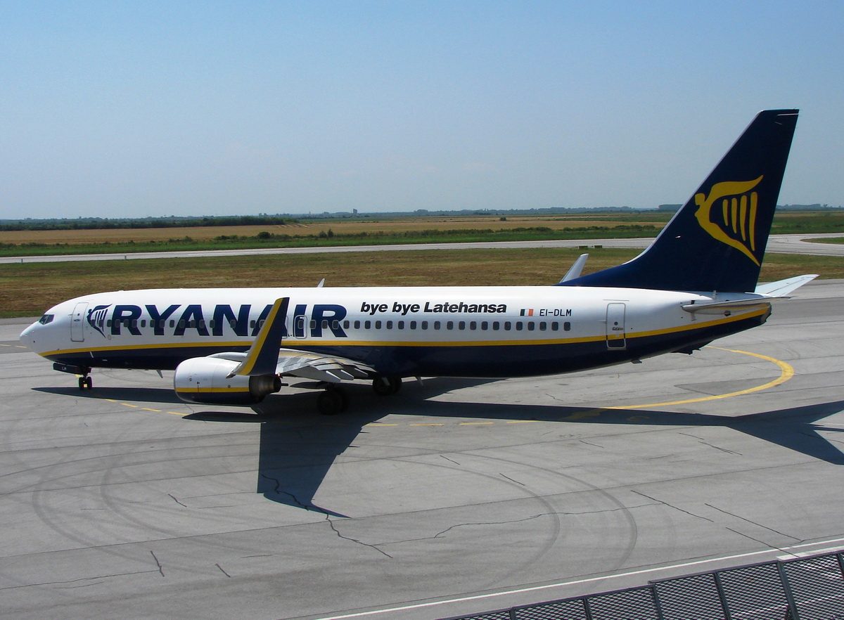 B737-8AS Ryanair EI-DLM Osijek-Klisa (OSI/LDOS) July_14_2010